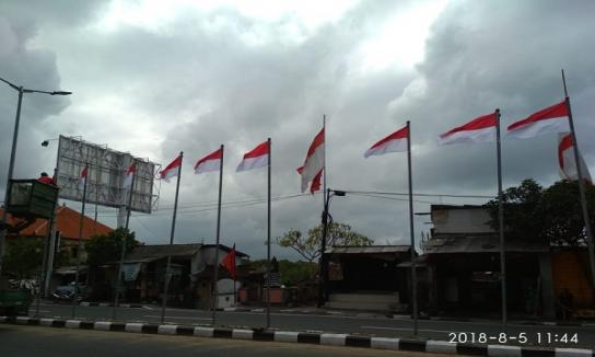 Pemasangan Bendera Merah Putih di Sebelah Timur Tol Nusa Dua